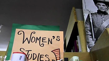 Elizabeth et Missy, lesbiennes chaudes, se tripotent aux jouets