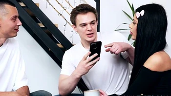 Asandra Dewy se fait baiser la chatte fort en trio avec pipe