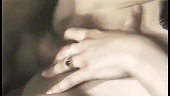 Винтажная брюнетка-служанка с большим задом в анальном групповом