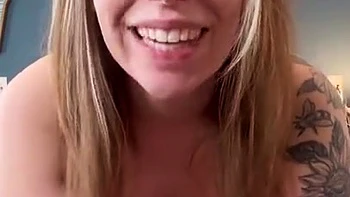 Geile mollige Milf zeigt große Titten und fetten Arsch