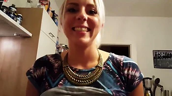 Брат моей подруги глубоко ебет её задницу в POV