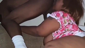 Толстый член качается, пока черная мамка лижет жопу