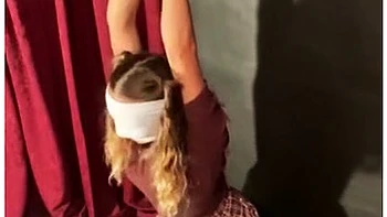 Salope soumise attachée, bâillonnée et baisée au vibro