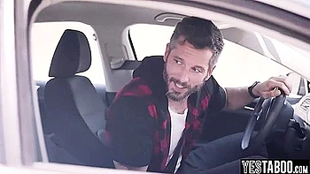 Блондинка Кристен Скотт трахается с огромным мужиком на улице