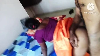 Mulher desi sendo fodida de quatro com gemidos altos e pirozão