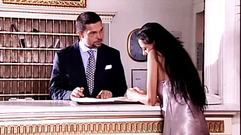 El gerente del hotel folla a joven morena con gran polla, mamada y facial