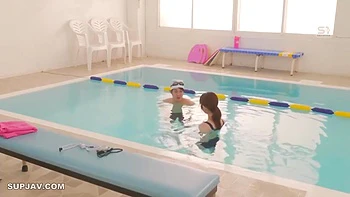 Conseillère asiatique sexy baise les étudiants en POV avec creampie