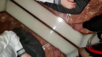 Adolescente asiática tímida em uniforme escolar leva creampie na rua