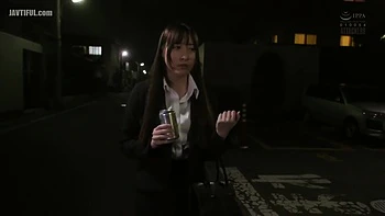 Пышная японская брюнетка жестко трахает