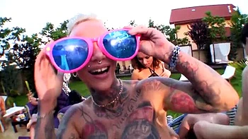 Orgie au bord de la piscine avec blondes - double pénétration & sexe en groupe