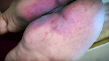 Arabische Stiefmutter Aria Mia zeigt riesigen nackten Arsch und Pussy