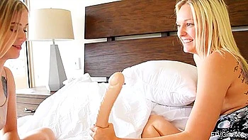 Patricia y Sasha menean sus culos en diversión lésbica pública