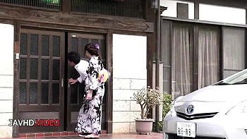 Bombe japonaise Maya Kawamura baisée fort et avale la came