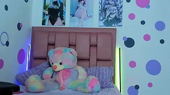 Латиночка в нейлоне и колготках дразнит себя одна