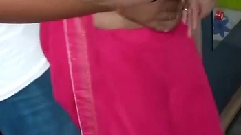 Bhabhi indienne grosse poitrine en sari rouge se fait baiser fort