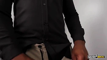 Zaawadi avale une grosse branlette et se fait baiser fort