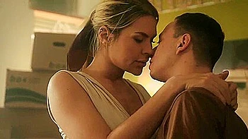 Zlata Shine balança peitos e bunda grande no fetiche de tecido