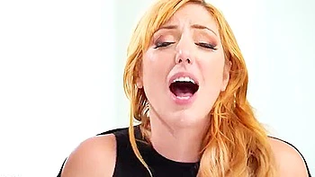 Рыжая мамка ебется двойным проникновением и анально