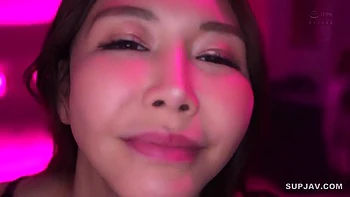 Japonés sin censura en trío cachondo con tetas grandes