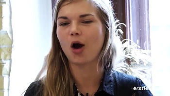 Allemande se branle le cul poilu avec un gode en verre