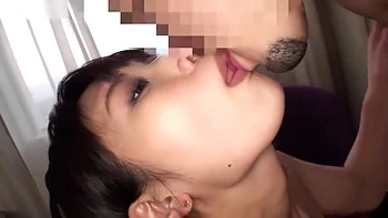 Jeune asiatique se fait baiser en POV avec creampie