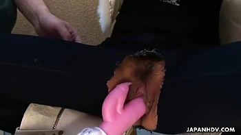 Emiri se restriega el clítoris al aire libre con juguetes y tetas grandes