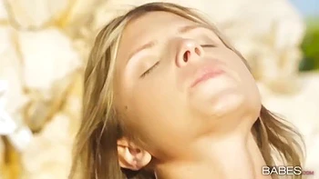 La rubia joven Gina Gerson follada duro en la playa