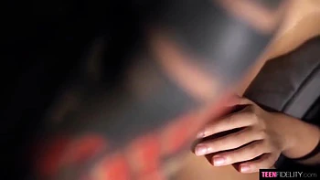 Застенчивый подросток кончает в горячую мачеху-медсестру