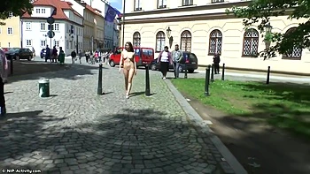 Joven Mona Lee desnuda muestra tetas y culo grandes al aire libre