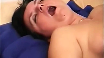 Padres calientes en gangbang con fisting morena