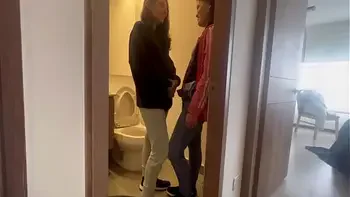 Mi amigo me deja sola en la casa de la tía caliente y Follamos en el Baño