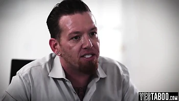 Détenu baise la surveillante mûre aux gros seins et cul