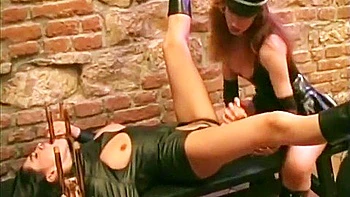 Deux lesbiennes chaudes s'enculent et baisent fort