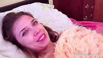 Stiefbruder bringt unerfahrene Stiefschwester Anal- und Gruppensex bei