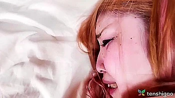 Esposa milf asiática goza nas tetas grandes POV