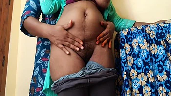 Lesbiana morena peluda con chudi verde en la universidad