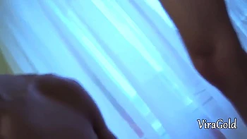 Dreier-Orgie: Zwei Mädels und Cumshot in die Fotze