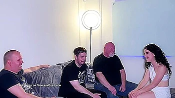 Milf leva dupla penetração e goza dos garotos