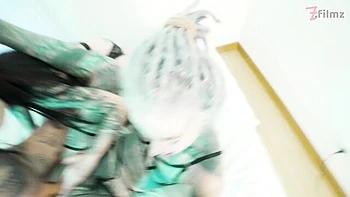 Tätowierte Anuskatzz und Lily mit geteilter Zunge beim doppelten Blasen