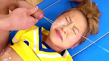 Cheerleader asiática vadia fodida forte em gangbang na universidade