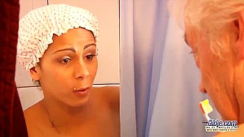 Vovô mexicano fode a empregada no banho com gozada interna