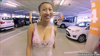 Sharon Lees dicker asiatischer Arsch im POV-Blowjob