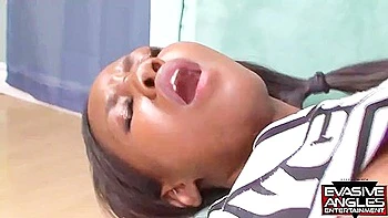 Madrasta ebony fodida pela enteada com grande pau negro