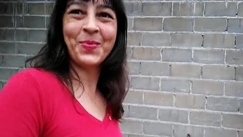 Brasilianische Frau zeigt behaarte Fotze ohne Höschen draußen