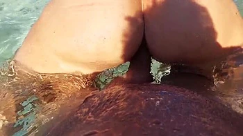 Épouse blonde amateure suce au bord de la piscine et baise en levrette avec creampie