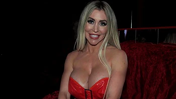 Carla Boom wackelt ihre großen Fake-Titten am Stangen-Pole im Club