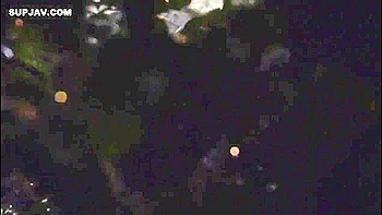 Asiatische Tittenmilf wird draußen im Dreier gefickt