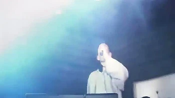 Маленькую телку трахнули и пальцами возбуждали на тусовке