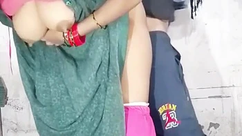 Hermanastra me chupó y luego cogió mi coño duro