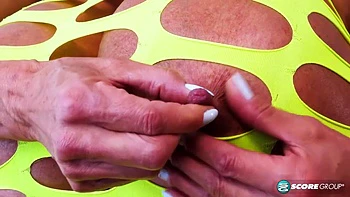 Les seins, chatte et clito de Minka en feu